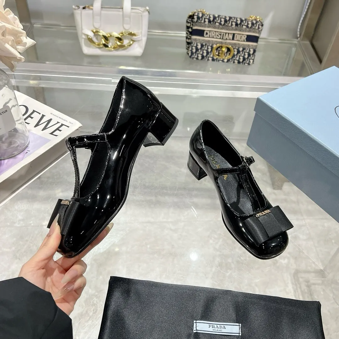 👟👟Ex-factory price 540👟👟 Prada 25ss early spring new model 🌟 Recommended by major bloggers in Xiaohongshu, showing classic charm. Injection-molded leather outsole, imported mixed-breed sheep lining. These velvet-textured pumps combine elegance with modern sophistication, and the delicate bow adds a romantic touch. The upper is decorated with grosgrain bow and metal buckle. Metal letter logo. Decorated with metal letter logo. Velvet texture covered heel with height 4.5cm. Size: 35 to 40 (41 is custom-made and cannot be returned or exchanged)